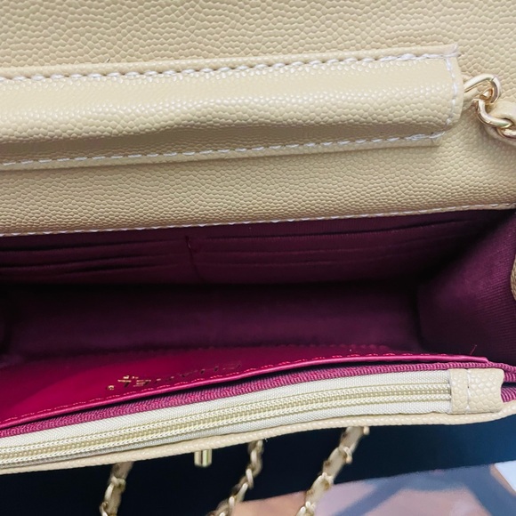 😍 Chanel Light Beige Quilted Crossbody Bag with Gold Chain - Picture 6 of 10